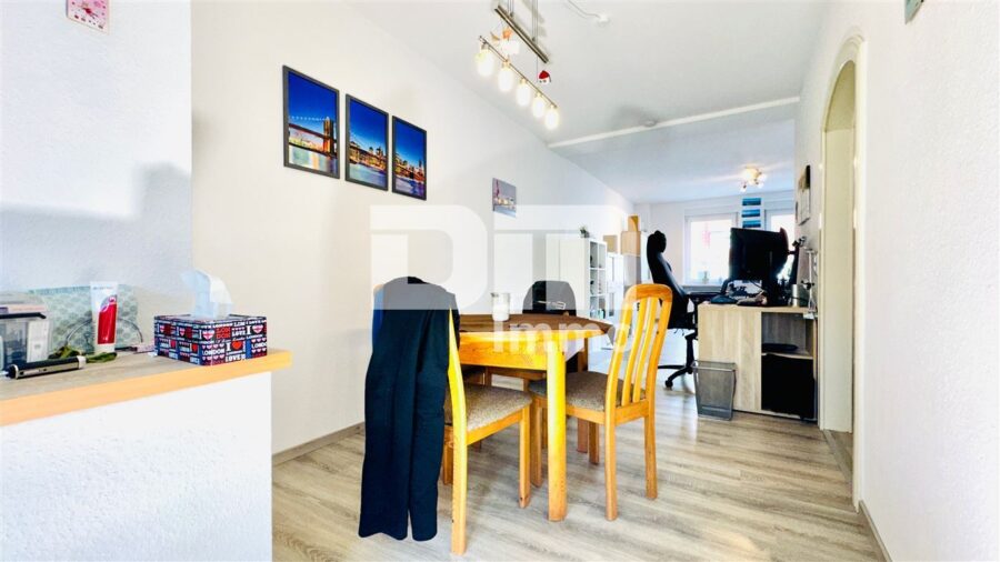 Ein- bis Zweifamilienhaus mit 2 Terrassen, Garage und angelegtem Gartenbereich - EG Hochparterre Wohnzimmer / Esszimmer offen